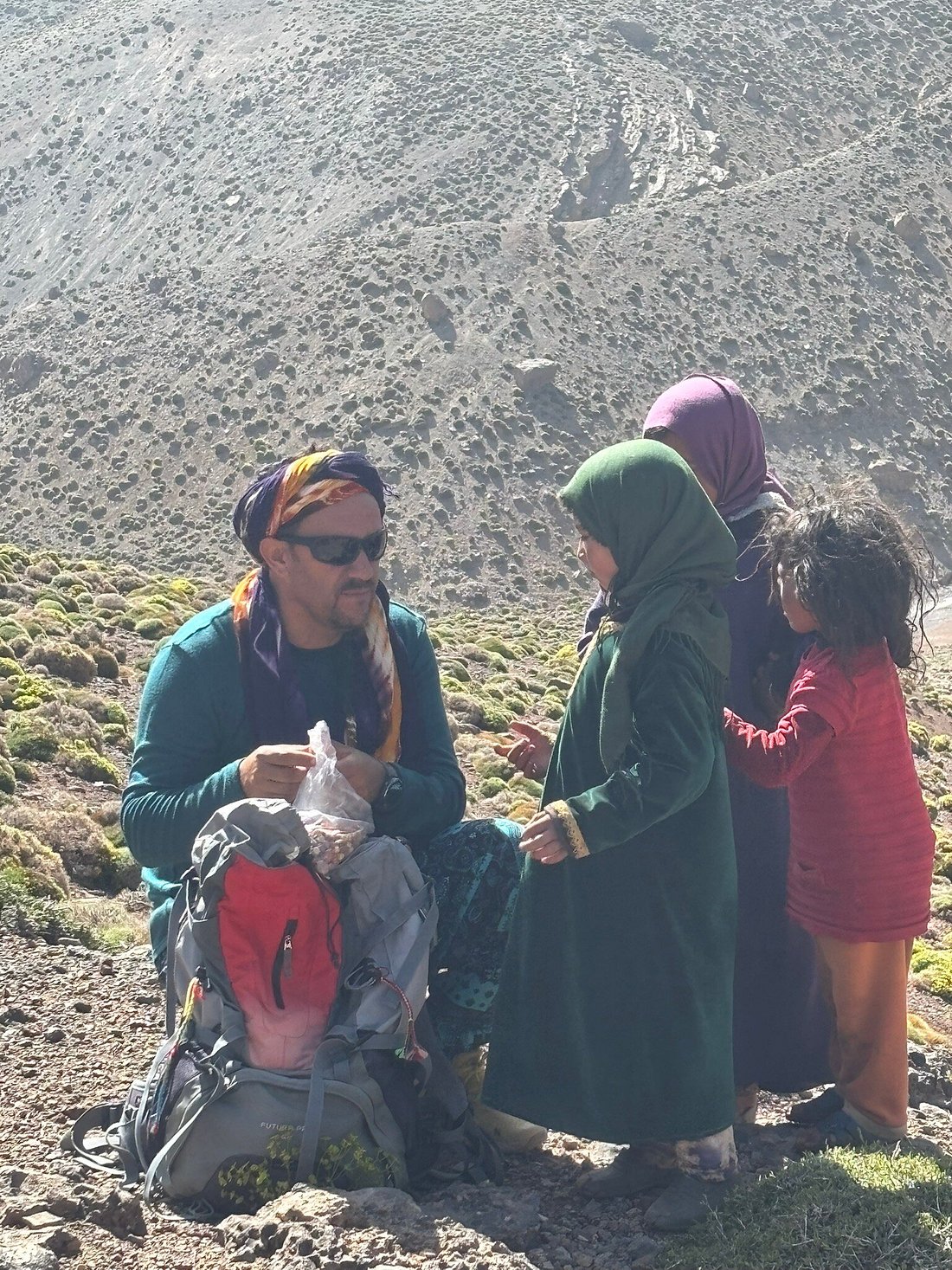 Musta durante una ruta de trekking