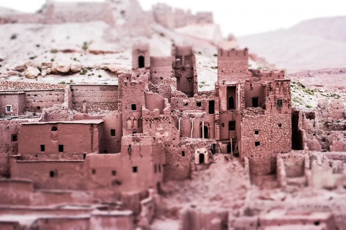 Casas y torres de tierra de Ait Ben Haddou con pequeñas ventanas y muros de adobe