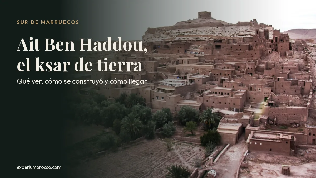 Ksar de Ait Ben Haddou con sus casas de tierra escalonadas en la ladera, el palmeral al pie y el granero fortificado en la cima