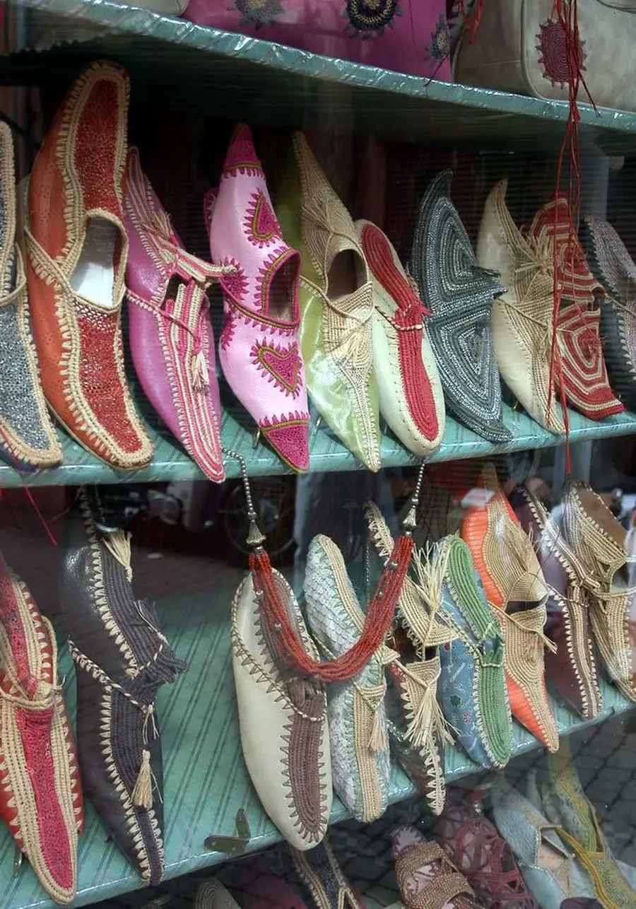Babouches en cuir de toutes les couleurs dans un souk de Marrakech