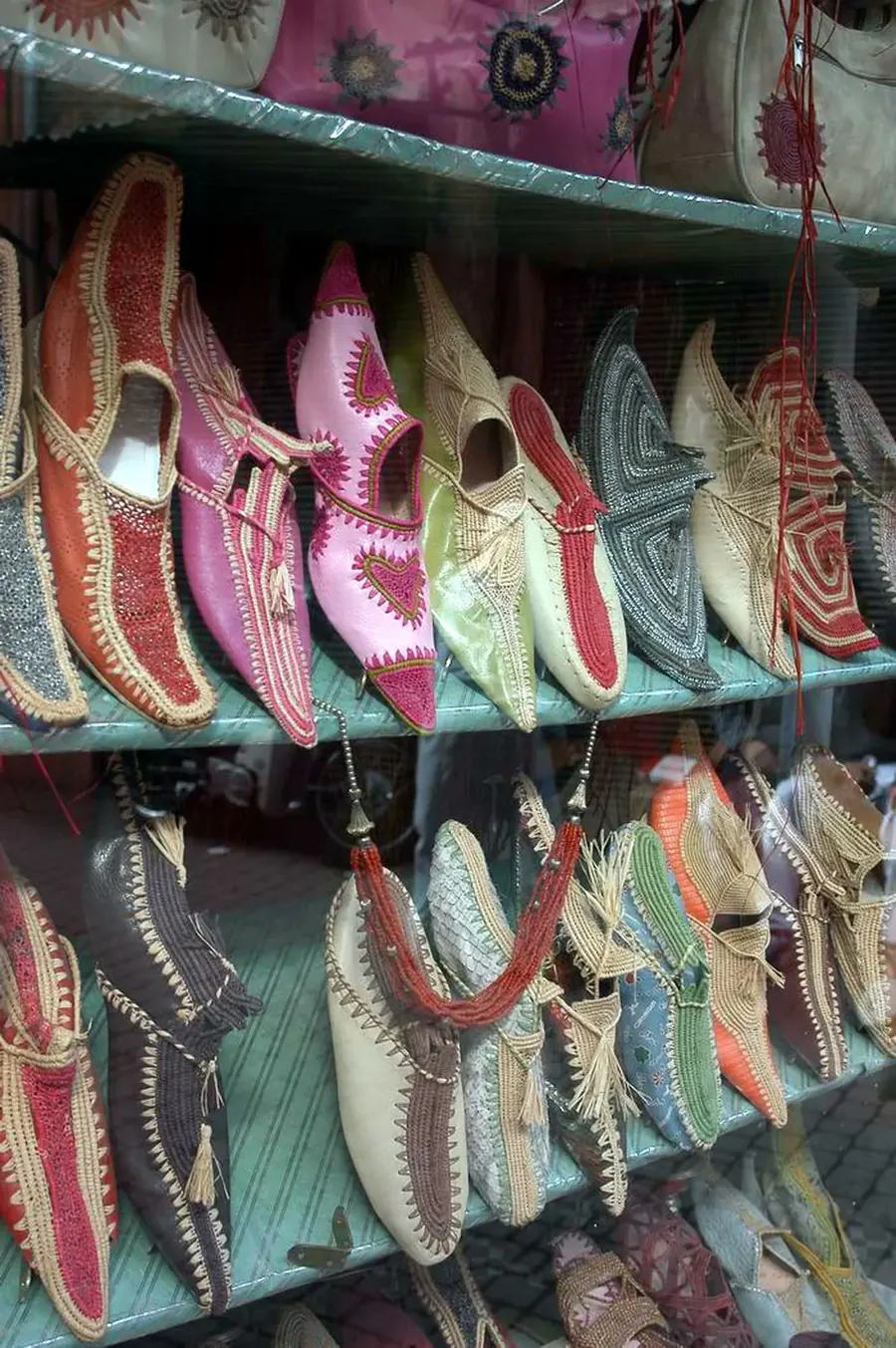 Babuchas de cuero de colores colgadas en un puesto del zoco de Marrakech