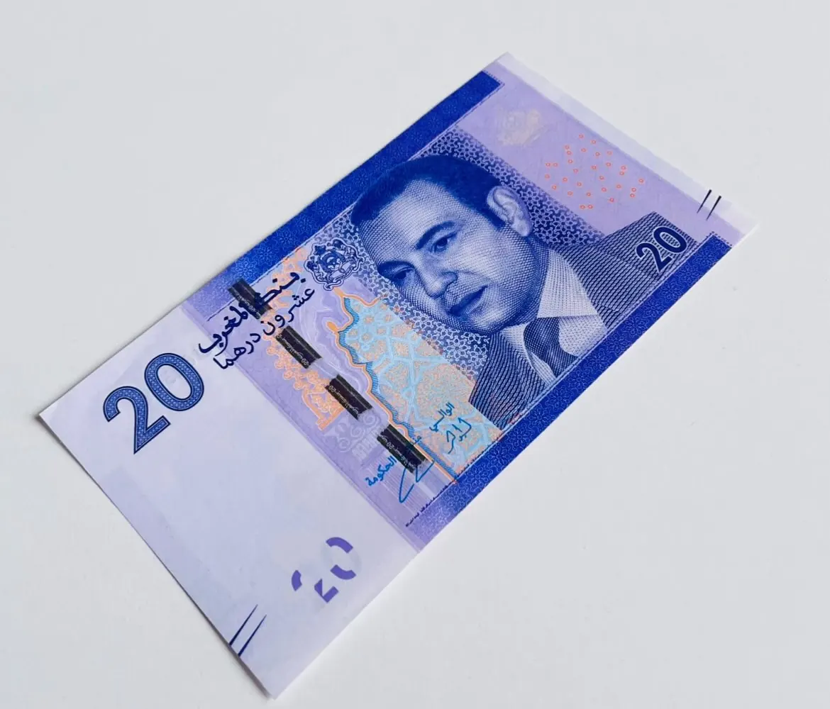 Billete violeta de 20 dírhams de la serie 2012 sobre una mesa blanca
