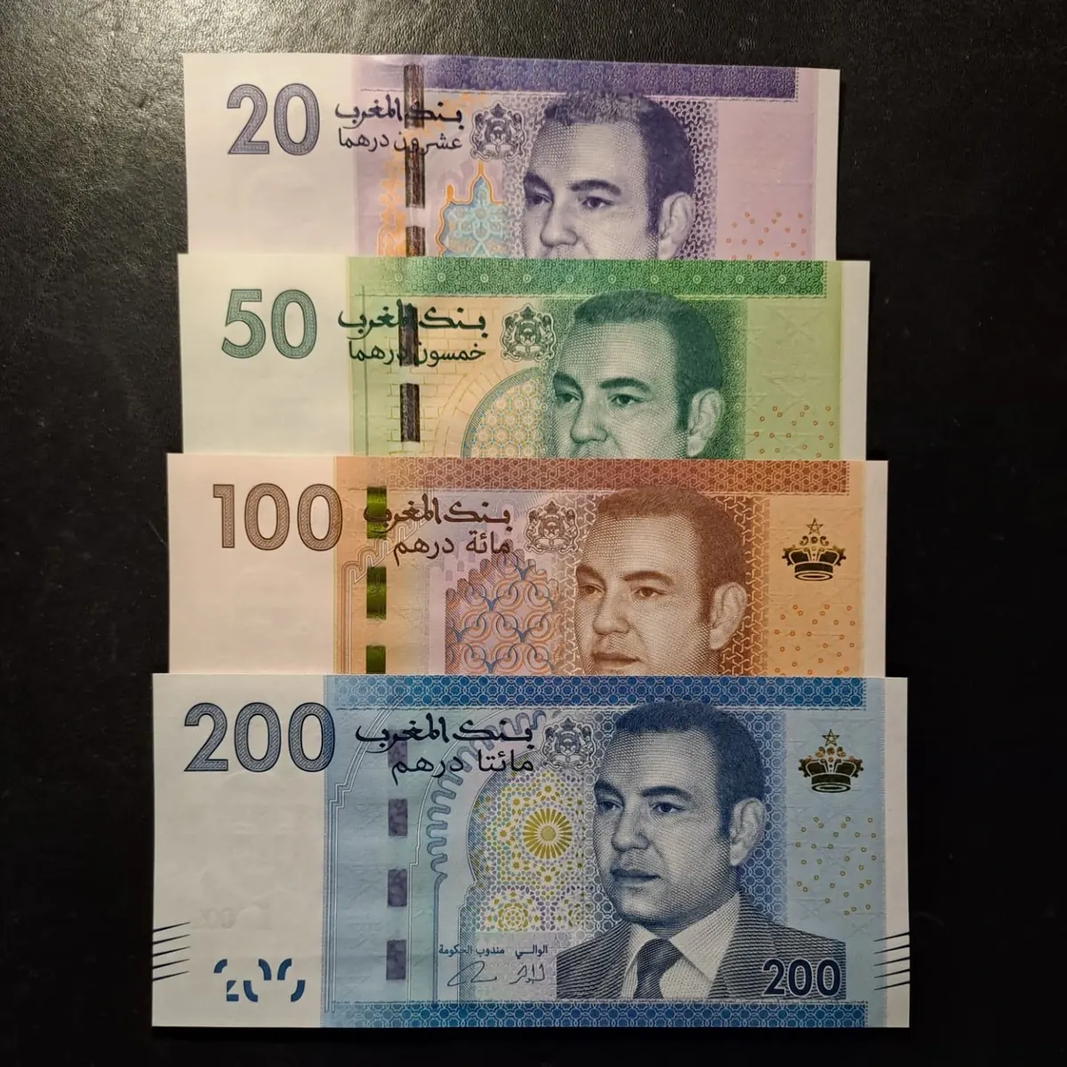 Billetes marroquíes de 20, 50, 100 y 200 dírhams de la serie 2012 sobre fondo negro