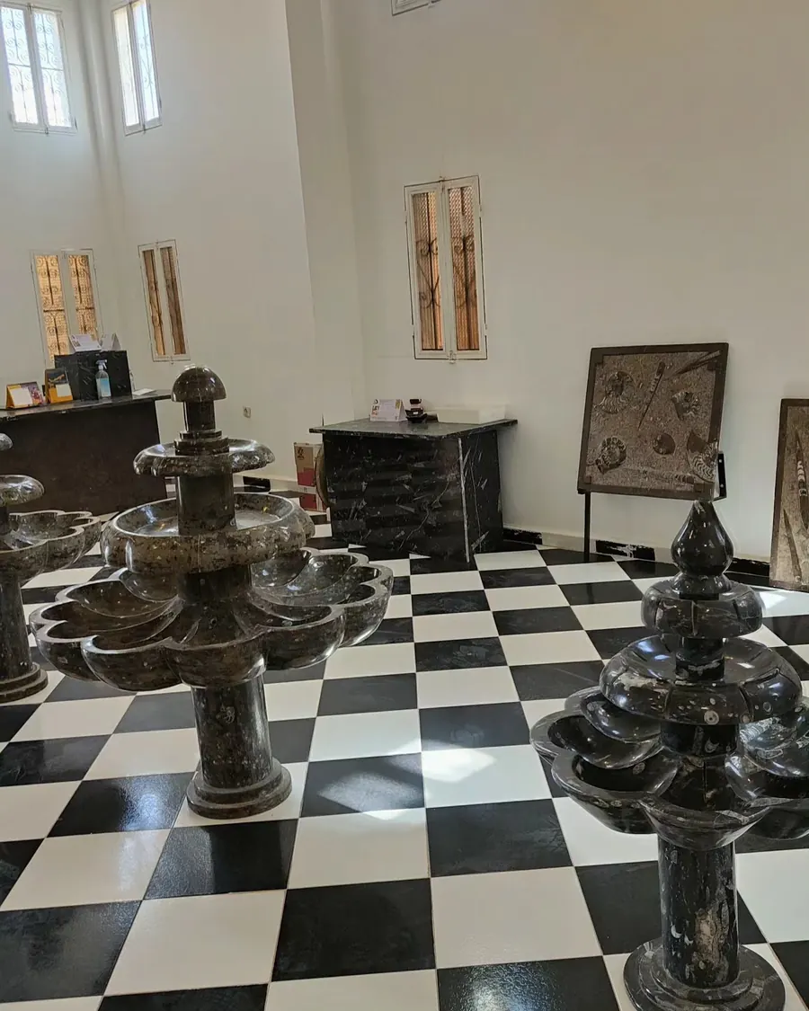 Fontaines en pierre noire fossilifère taillées dans un atelier marocain