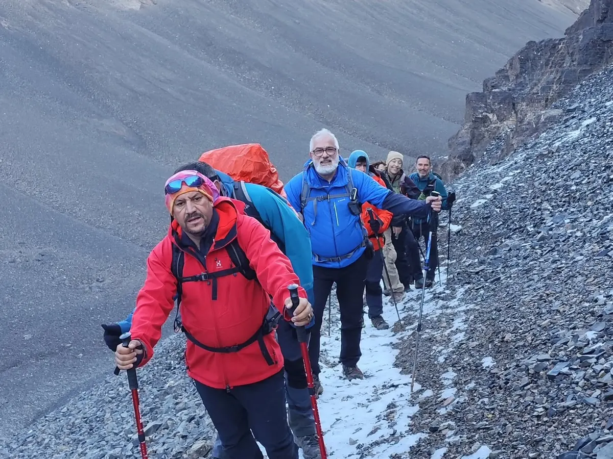 Le guide des espaces naturels Mustapha AIT ISHA en tête d'un groupe de trek sur un sentier de haute montagne