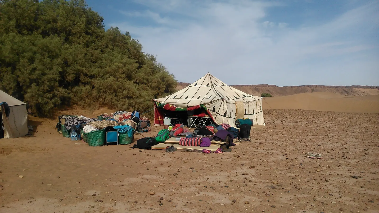 Jaima en el desierto de Marruecos con el equipaje de un grupo de trekking delante