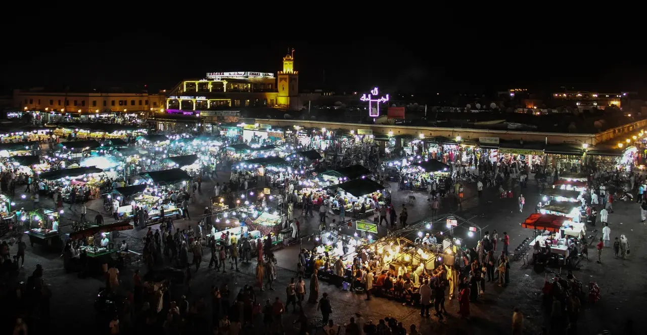 Plaza Jemaa el Fna de Marrakech de noche, llena de puestos iluminados