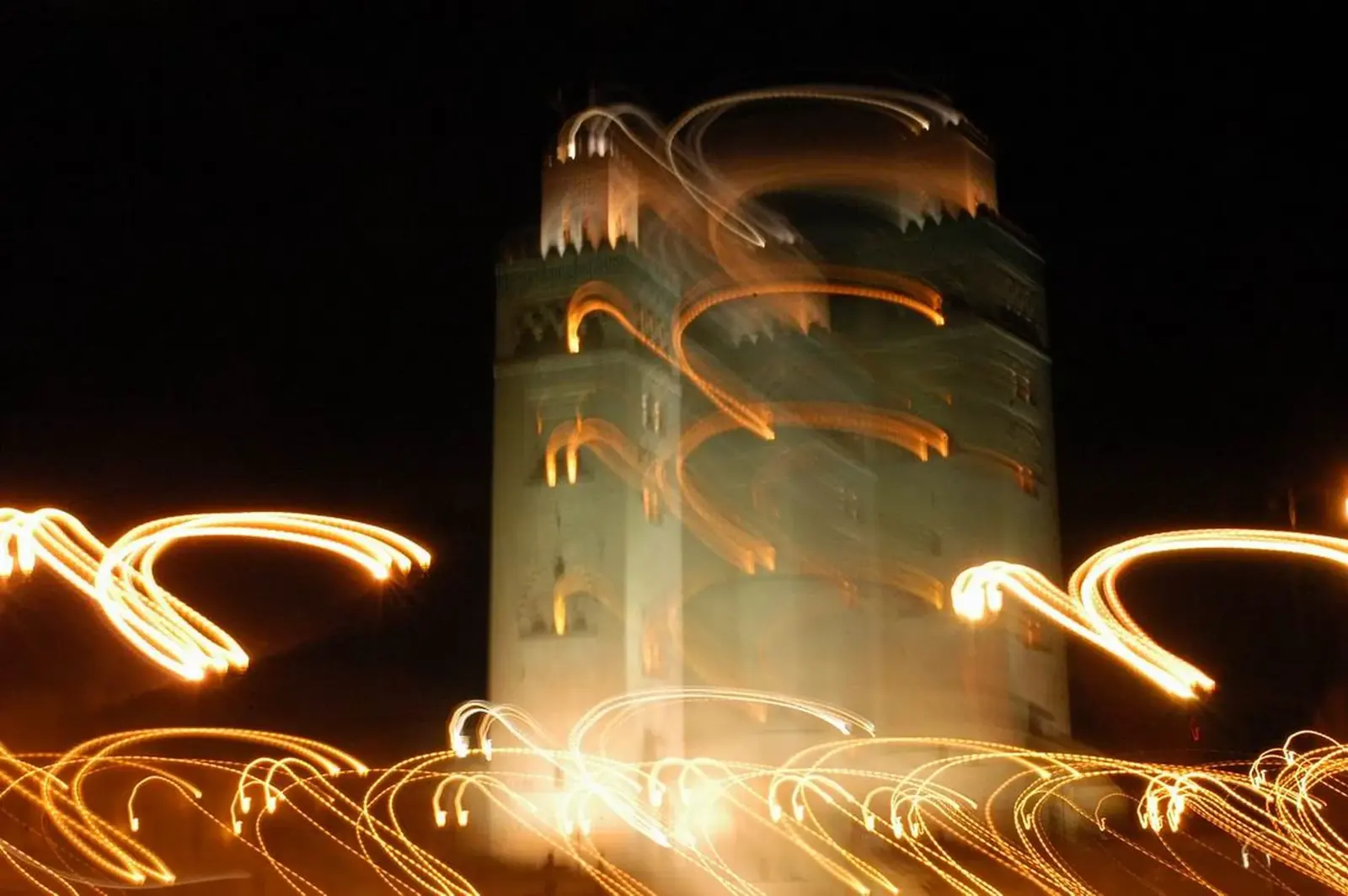 Minaret de la Koutoubia illuminé la nuit à Marrakech