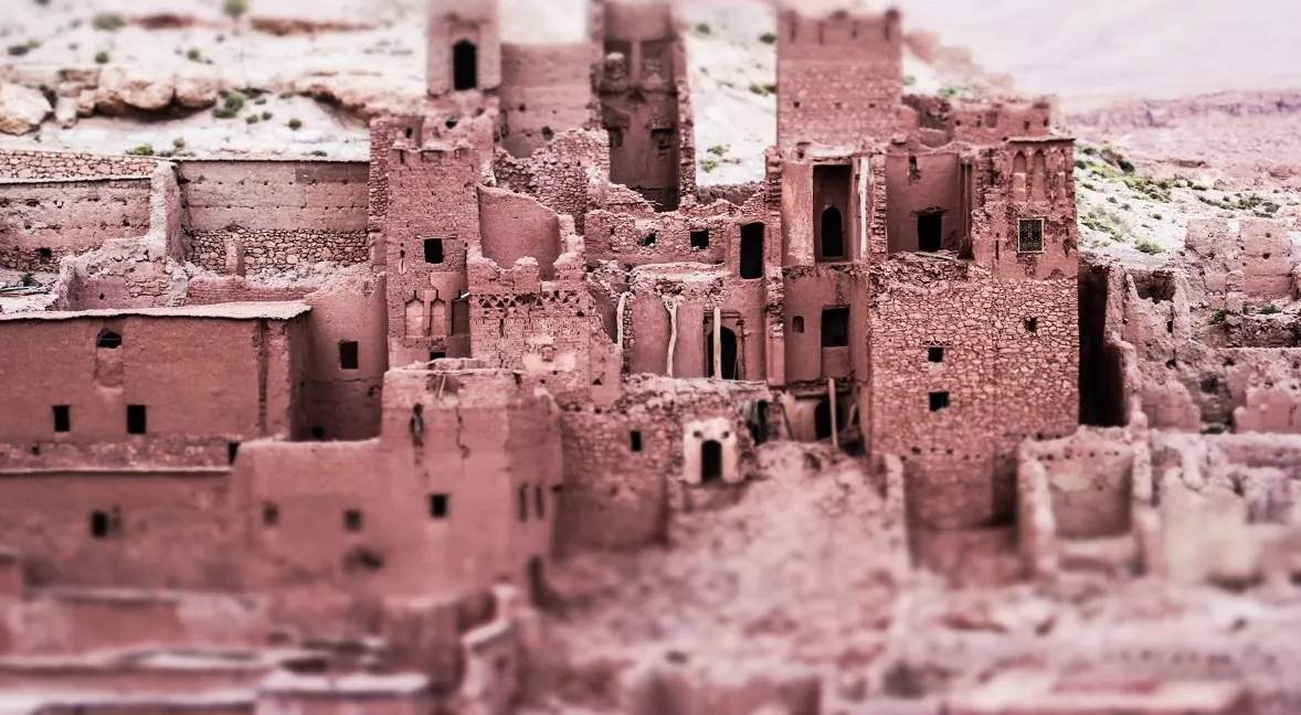 Maisons et tours en terre d'Aït Ben Haddou, aux petites fenêtres et aux murs en briques d'adobe