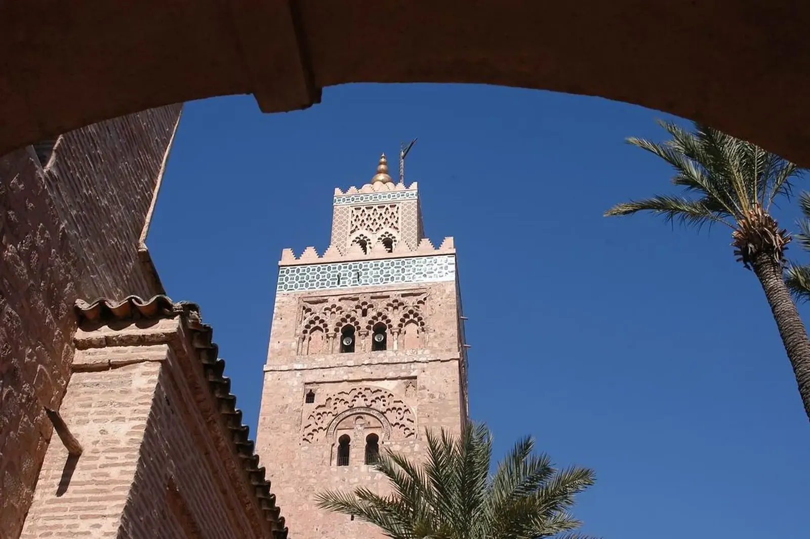 Minarete de la Koutoubia en Marrakech bajo un cielo despejado