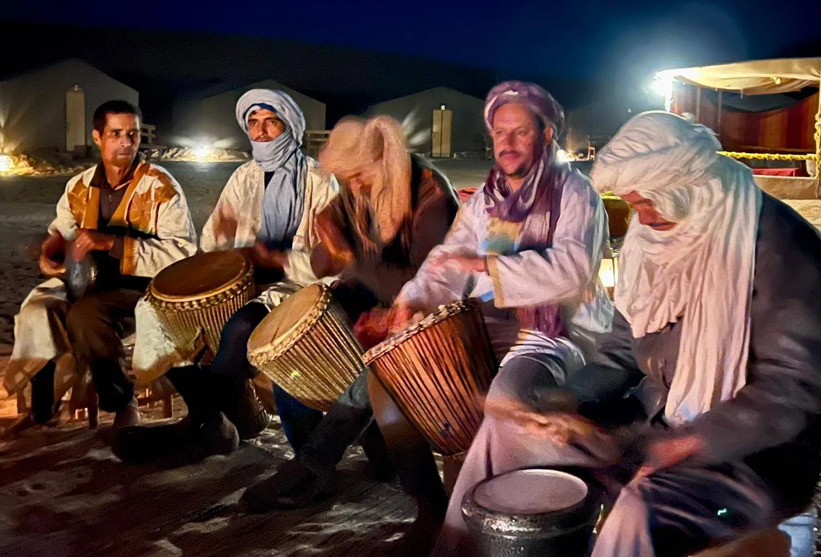 Música bereber con tambores en la noche de un campamento del desierto de Marruecos