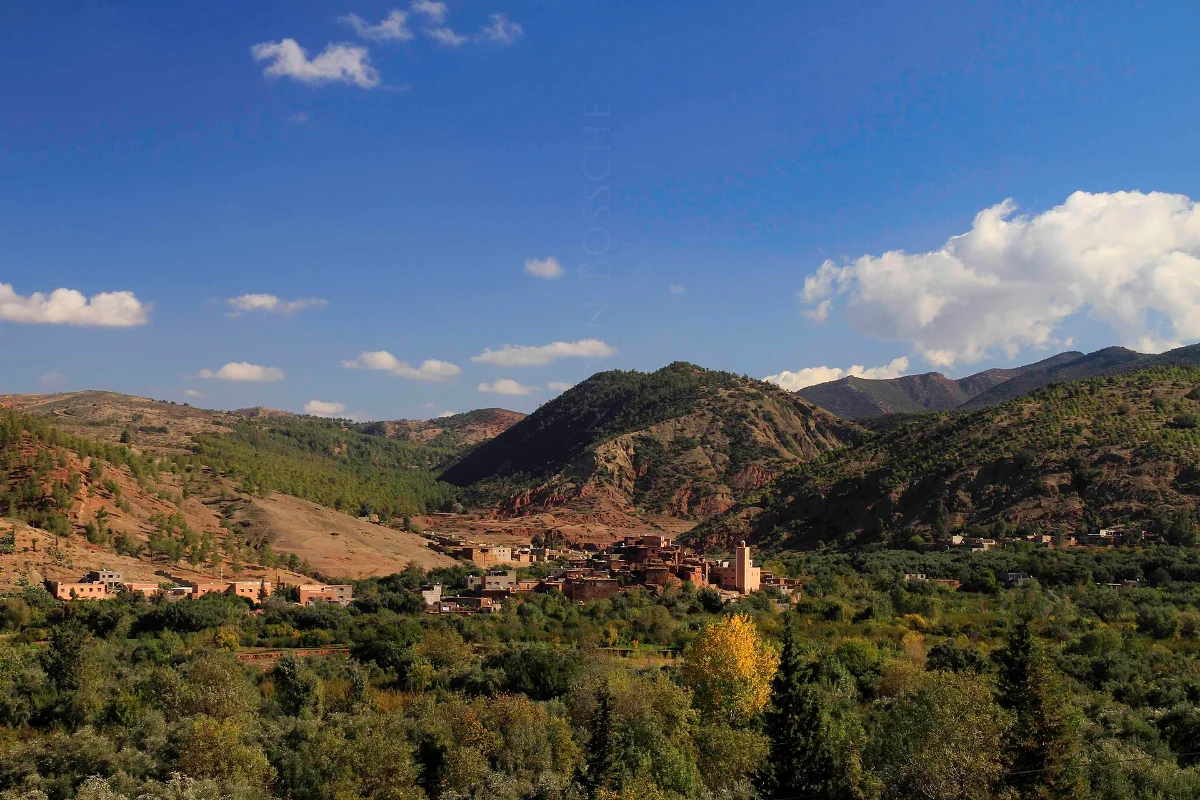 Aldeas de tierra y laderas verdes del valle de Ourika en otoño, Alto Atlas