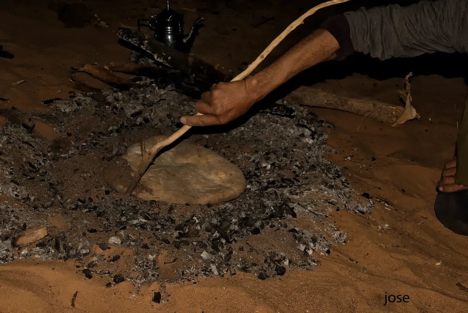 Pan bereber cocido bajo la arena y las brasas, sacado con un palo en un campamento del desierto