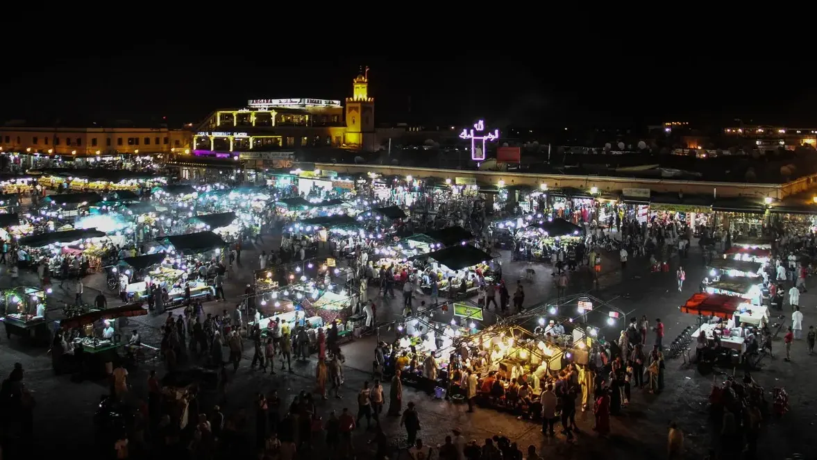 Place Jemaa el-Fna à Marrakech la nuit, avec ses étals éclairés