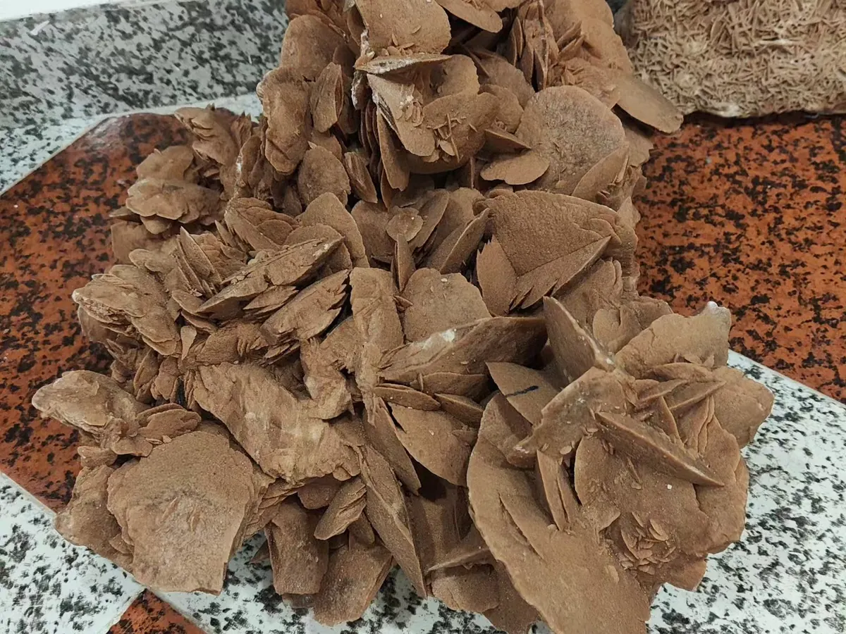 Rosas del desierto, cristales de yeso con arena en forma de pétalos, en una tienda de Marruecos
