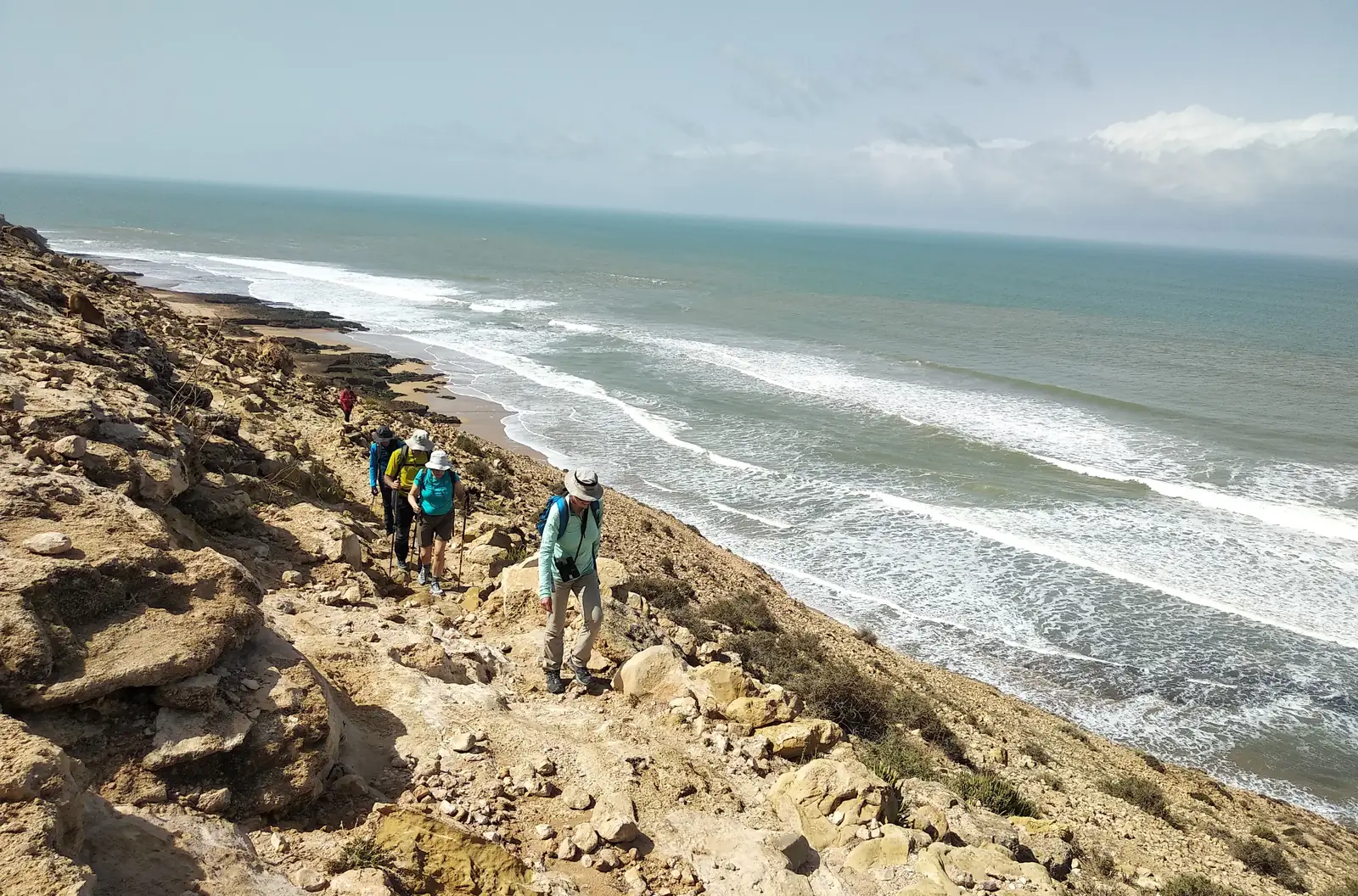 Senderistas por un sendero de acantilado sobre el océano Atlántico en la costa de Marruecos