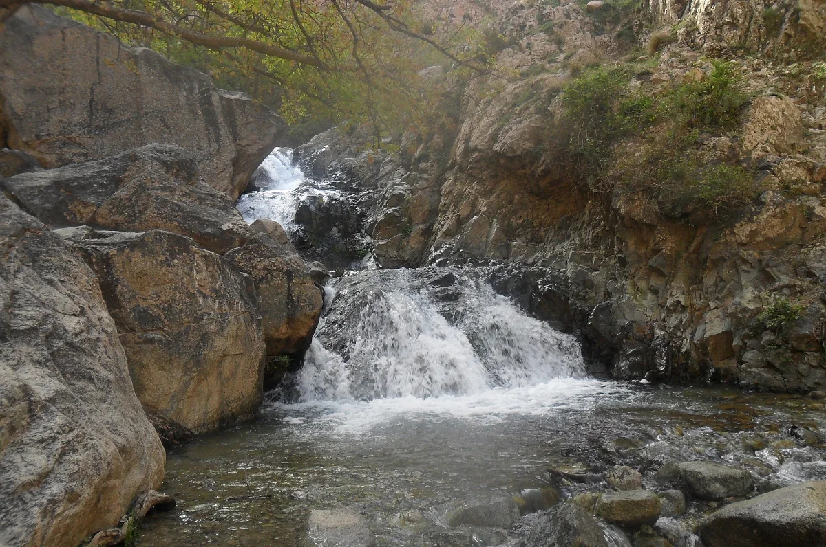 Una de las cascadas de Setti Fatma entre bloques de granito, valle de Ourika, Marruecos