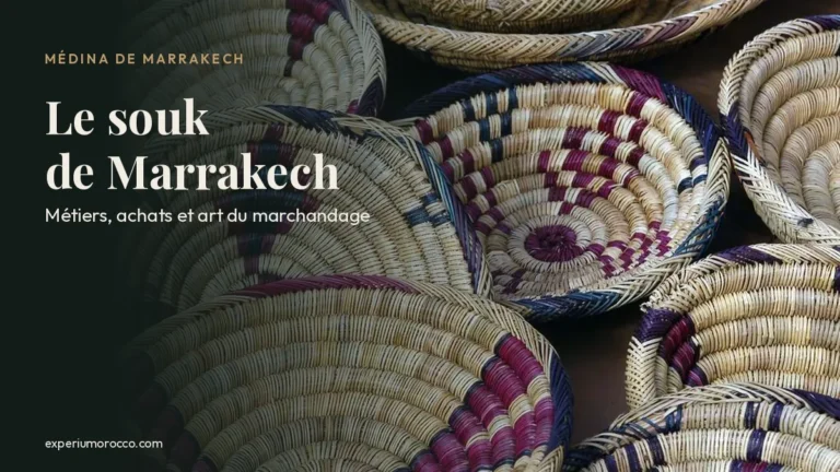 Paniers tressés en palmier aux motifs violets dans un souk de Marrakech